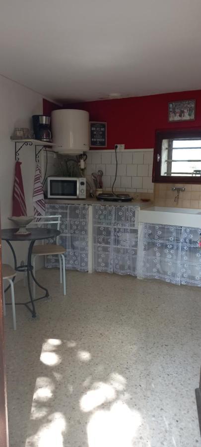 petite maison dans la campagne a 10 mn a pied du centre ville Arles Extérieur photo