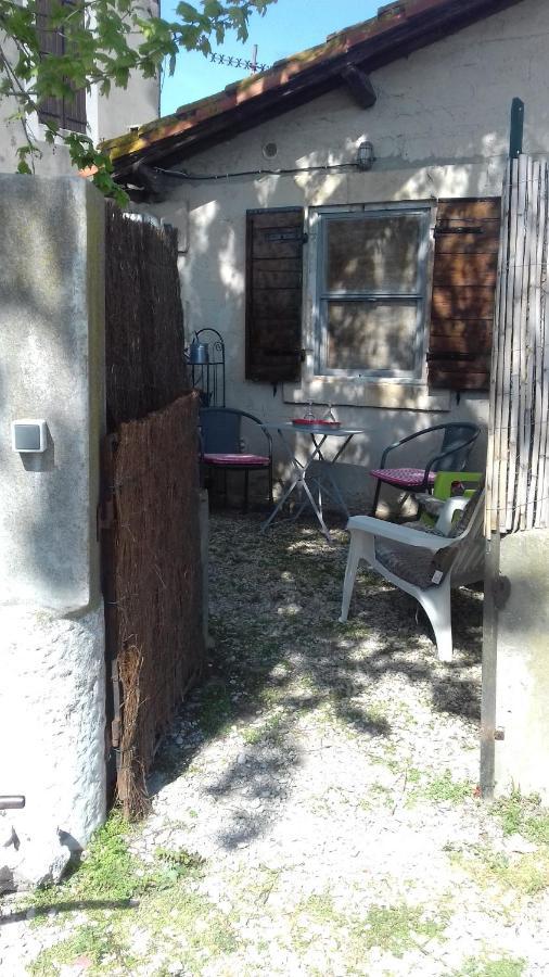 petite maison dans la campagne a 10 mn a pied du centre ville Arles Extérieur photo