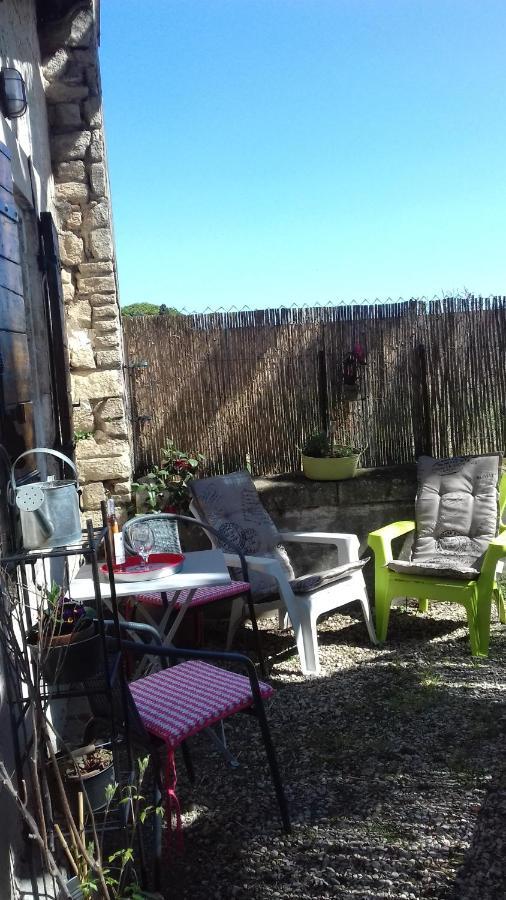 petite maison dans la campagne a 10 mn a pied du centre ville Arles Extérieur photo